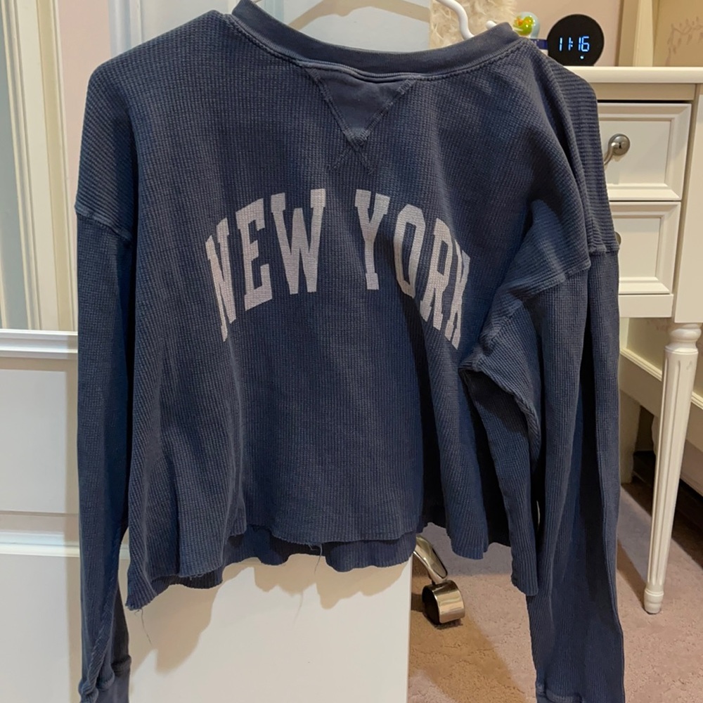 BRANDY MELVILLE LONG SLEEP NEW YORK CROP TSHIRT